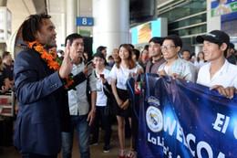 Karembeu đã đến Việt Nam, sẵn sàng giao lưu cùng người hâm mộ