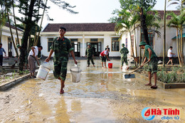 Bộ đội về làng giúp dân khắc phục hậu quả lũ lụt