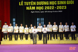 Nghi Xuân tuyên dương 305 học sinh giỏi