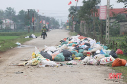 Rác chất thành “núi”, bừa bãi khắp các tuyến đường ở Thạch Liên