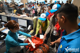 Hỗ trợ vé tàu, máy bay cho công nhân về quê đón tết Nguyên đán 2024