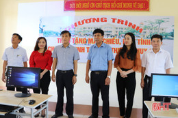 Trao tặng trang thiết bị trị giá hơn 200 triệu đồng cho trường học ở Vũ Quang