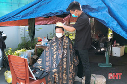 Mở “salon tóc di động” ở TP Hà Tĩnh giúp cán bộ, chiến sỹ làm nhiệm vụ phòng dịch