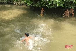 “Hầu hết chúng tôi biết bơi cả mà, lo gì cô!"