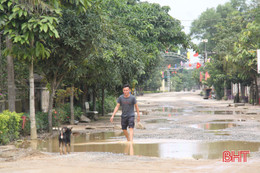 Đường liên xã vùng biển Nghi Xuân như bãi lầy, người dân khổ sở khi qua lại!