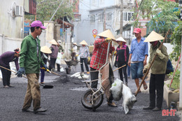 Nhiều tuyến đường ở Thạch Hà được “thay áo” nhờ công nghệ mới