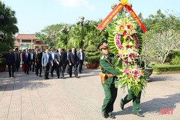 Thường trực Ban Bí thư Trần Quốc Vượng dâng hương tại Khu lưu niệm cố Tổng Bí thư Trần Phú