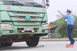 Thanh tra Giao thông Hà Tĩnh phạt 7 triệu đồng, tước bằng 2 tháng tài xế chở quá tải, cố thủ nhiều giờ