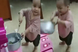 Cậu bé trổ tài nấu ăn khiến người xem trầm trồ