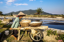 Thu nhập "bọt bèo", đồng muối Hộ Độ giờ chỉ còn người già làm việc!