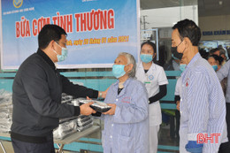 “Bữa cơm tình thương” tại Bệnh viện Phục hồi chức năng Hà Tĩnh