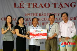 HD Bank trao 469 thẻ BHYT cho gia đình hoàn cảnh khó khăn