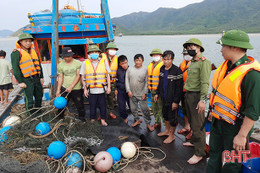 Bắt 2 tàu giã cào công suất lớn khai thác hải sản trái phép tại Hà Tĩnh