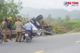 Mất lái, ô tô “chỏng vó” trên quốc lộ 12C