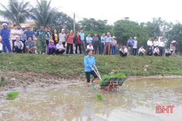 "Mục sở thị" máy cấy trên đồng ruộng Can Lộc