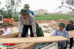 Lãnh đạo huyện Kỳ Anh chung tay giúp dân tháo dỡ nhà cửa lên vùng tái định cư