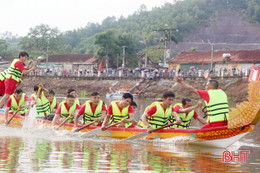 Sôi nổi lễ hội đua thuyền trên sông Ngàn Trươi