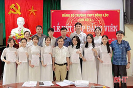 27 học sinh ưu tú của Can Lộc vinh dự đứng vào hàng ngũ của Đảng