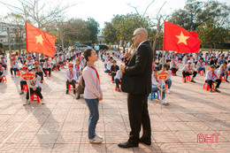 Thầy giáo người Mỹ tiếp lửa tiếng Anh cho hàng ngàn học sinh Hà Tĩnh