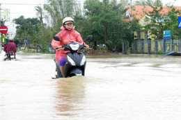 Quảng Ngãi: Nước lũ dâng cao, nhiều khu dân cư bị ngập nặng