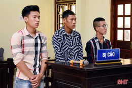 Buôn bán pháo nổ, 3 thanh niên lĩnh 37 tháng tù