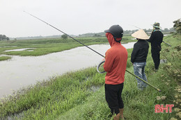 Một số “cần thủ” không đeo khẩu trang, vô tư câu cá trong mùa dịch