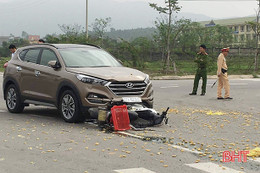 Ô tô va chạm với xe máy, một phụ nữ mang thai chuyển viện cấp cứu