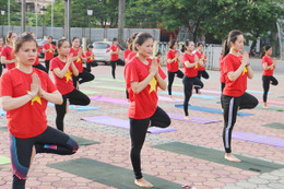 Hơn 100 học viên đồng diễn hưởng ứng Ngày Quốc tế Yoga