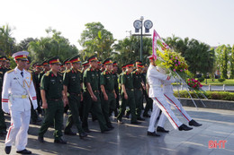 Cán bộ, chiến sỹ LLVT Hà Tĩnh dâng hương tưởng niệm Chủ tịch Hồ Chí Minh