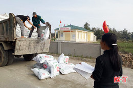 Nghi Xuân cung ứng trên 800 tấn phân bón chậm trả cho nông dân