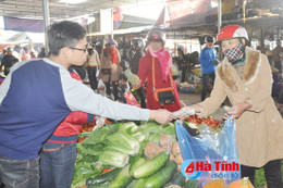 Mưa lũ liên miên, rau xanh vừa đắt vừa hiếm!