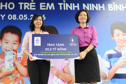  Tặng sữa cho 40.000 trẻ em ở 40 tỉnh, thành phố