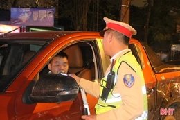 Cảnh sát giao thông Hà Tĩnh xử lý vi phạm nồng độ cồn xuyên tết
