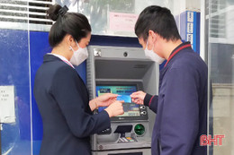 Ngân hàng ở Hà Tĩnh đẩy mạnh chuyển đổi thẻ ATM cho khách hàng