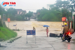 Hôm nay, số học sinh nghỉ học do mưa lũ tăng lên khoảng 33 ngàn