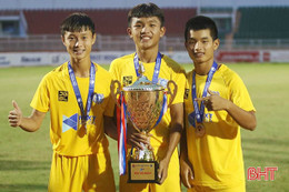 3 cầu thủ người Hà Tĩnh cùng U15 SLNA vô địch giải quốc gia