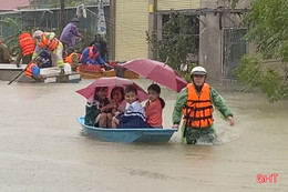 Công an Thạch Hà giải cứu nhiều hộ dân mắc kẹt vì ngập lũ