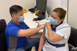 Nhân viên y tế Singapore tiêm vaccine ngừa Covid-19