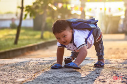 Khát khao cháy bỏng của cậu bé 7 tuổi khuyết tật tới trường bằng tay