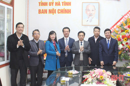 Lãnh đạo Hà Tĩnh tặng hoa, chúc mừng Ban Nội chính Tỉnh ủy nhân ngày truyền thống