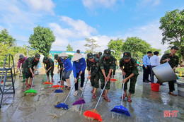 Nghi Xuân tổng vệ sinh đón học sinh trở lại trường sau mưa lũ