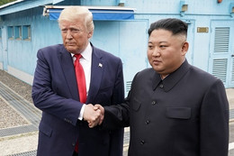 Thế giới ngày qua: Tổng thống Mỹ Trump và nhà lãnh đạo Triều Tiên Kim Jong-un gặp nhau lần 3