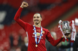 Thế giới bóng đá ngả mũ trước "siêu nhân" Zlatan Ibrahimovic