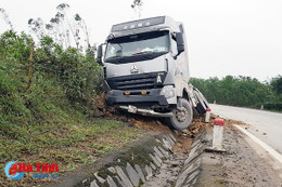 Chạy tốc độ cao rồi vào cua gấp, xe đầu kéo đâm đầu xuống mương