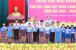 Thạch Hà trao 266 thẻ BHYT cho học sinh khó khăn