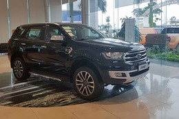 Ford Everest giảm giá tới 130 triệu tại đại lý