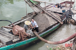 Bắt quả tang 2 đối tượng khai thác cát trái phép trên sông Rác