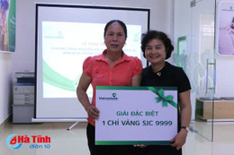 Vietcombank Hà Tĩnh trao thưởng khách hàng trúng vàng SJC 9999