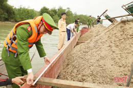 Liên tiếp bắt 3 xà lan khai thác cát trái phép trên sông ở Hà Tĩnh