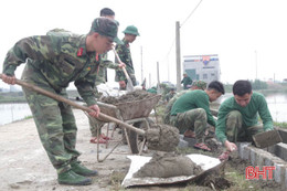 Tranh thủ ngày nghỉ, bộ đội Hà Tĩnh về làng làm nông thôn mới